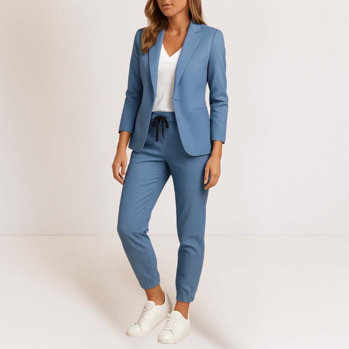 Monique - Modern Elegance in a Comfortable Outfit