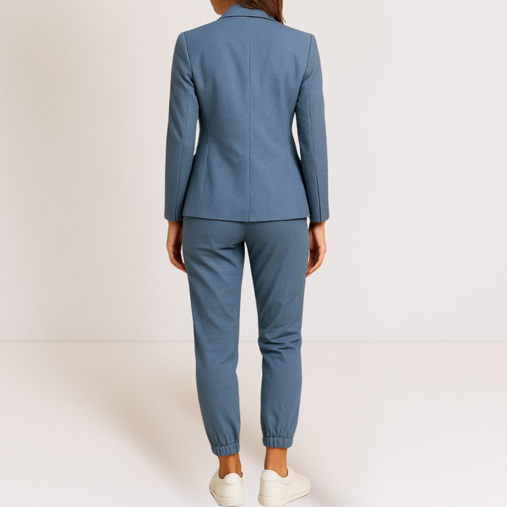 Monique - Modern Elegance in a Comfortable Outfit