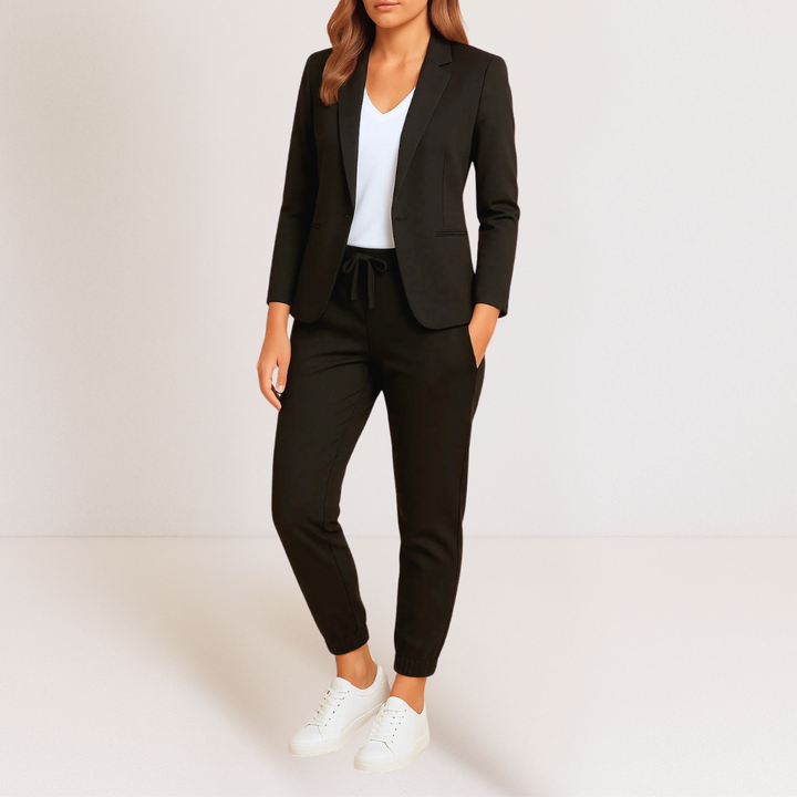 Monique - Modern Elegance in a Comfortable Outfit